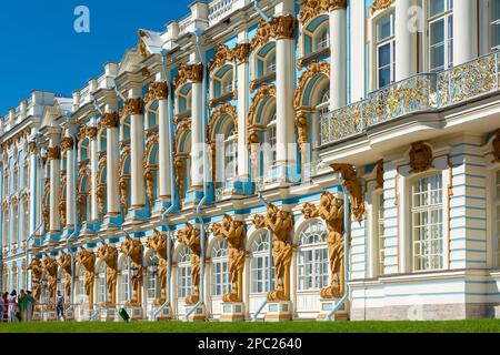 Tsarskoye Selo, Russland-14. August 2022: Fragment der Fassade des Großen Katharinenpalastes, Tsarskoye Selo, Sankt Petersburg, Russland Stockfoto