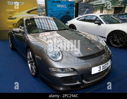 Dreiviertel Vorderansicht eines 2007, Porsche 997, Teil einer besonderen Feier des 60-jährigen Bestehens seiner berühmten Marke, auf der London Classic Car Show 2023 Stockfoto