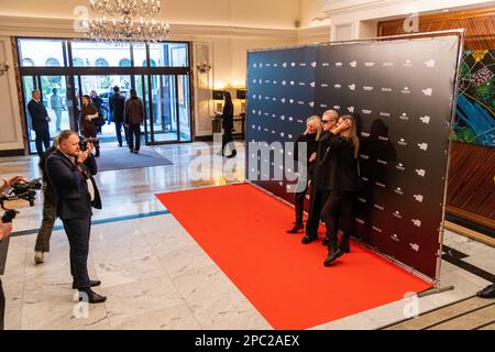 Models, die auf der Veranstaltung der Riga Fashion Week im Kempinski Grand Hotel in Riga, Lettland, posieren Stockfoto