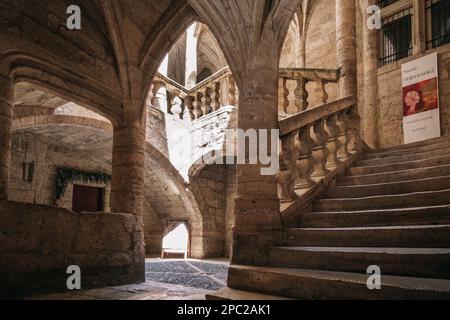 Innenhof des 16. Mittelalterlichen Stadthauses von Lacoste Barons in der Altstadt von Pezenas im Süden Frankreichs (Herault) Stockfoto