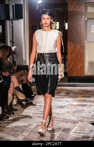 Models, die auf der Veranstaltung der Riga Fashion Week im Kempinski Grand Hotel in Riga, Lettland, posieren Stockfoto