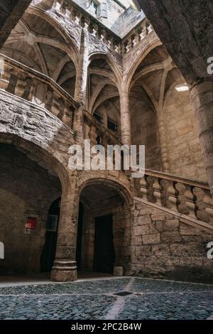 Innenhof des 16. Mittelalterlichen Stadthauses von Lacoste Barons in der Altstadt von Pezenas im Süden Frankreichs (Herault) Stockfoto