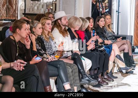 Models, die auf der Veranstaltung der Riga Fashion Week im Kempinski Grand Hotel in Riga, Lettland, posieren Stockfoto