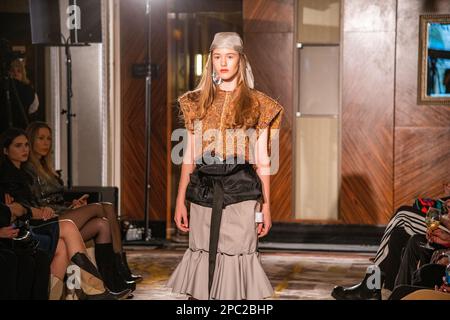 Models, die auf der Veranstaltung der Riga Fashion Week im Kempinski Grand Hotel in Riga, Lettland, posieren Stockfoto