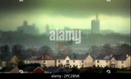 Glasgow, Schottland, Vereinigtes Königreich, 13. März 2023. UK Weather: Schnee und Graupel strömen herein, während die Stadt hinter den West End Türmen verunglückt. Credit Gerard Ferry/Alamy Live News Stockfoto