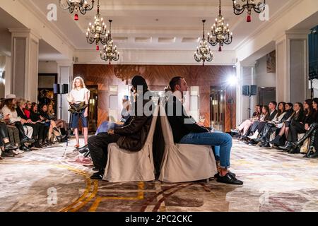 Models, die auf der Veranstaltung der Riga Fashion Week im Kempinski Grand Hotel in Riga, Lettland, posieren Stockfoto