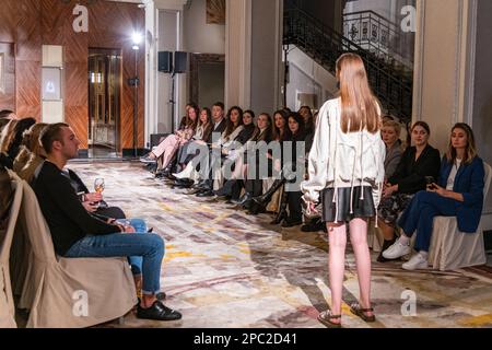 Models, die auf der Veranstaltung der Riga Fashion Week im Kempinski Grand Hotel in Riga, Lettland, posieren Stockfoto