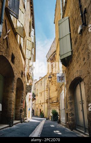 Malerische Straße der Rue Alfred Sabatier mit mittelalterlichen Steinfassaden in der Altstadt von Pezenas im Süden Frankreichs (Herault). Stockfoto