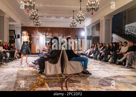 Models, die auf der Veranstaltung der Riga Fashion Week im Kempinski Grand Hotel in Riga, Lettland, posieren Stockfoto