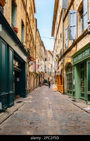 Malerische Geschäfte und Fassade auf der gepflasterten Straße Rue de la foire in der mittelalterlichen Altstadt Pezenas im Süden Frankreichs (Herault) Stockfoto