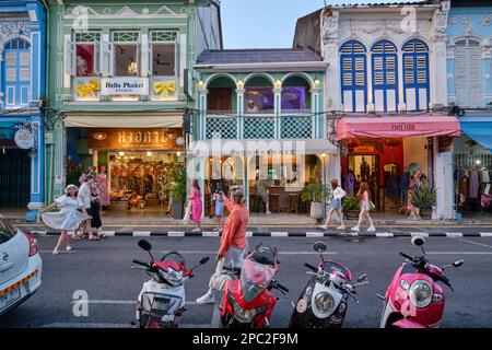 Ausländische Touristen, die die Thalang Road in der Altstadt besuchen, sind Phuket, Phuket, Thailand, und genießen die traditionelle chinesisch-portugiesische Architektur Stockfoto