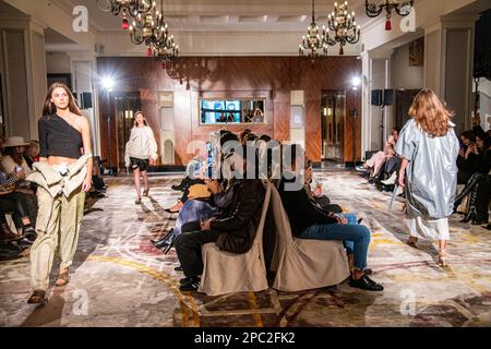 Models, die auf der Veranstaltung der Riga Fashion Week im Kempinski Grand Hotel in Riga, Lettland, posieren Stockfoto