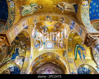 Gewölbe und Bögen mit Mosaiken im byzantinischen Stil in der Kirche Santa Maria dell'Ammiraglio - Palermo, Sizilien, Italien Stockfoto