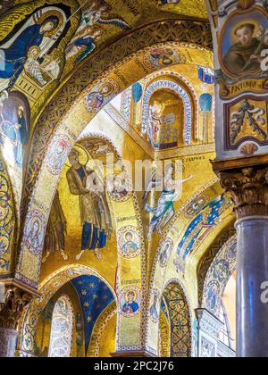 Gewölbe und Bögen mit Mosaiken im byzantinischen Stil in der Kirche Santa Maria dell'Ammiraglio - Palermo, Sizilien, Italien Stockfoto