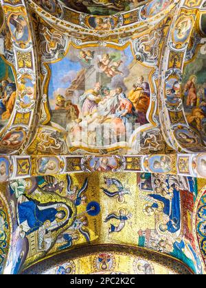 Mosaiken mit der Himmelfahrt der Jungfrau unten rechts und der Geburt Christi unten links; Fresken von Olivio Sozzi (17. Jahrhundert) oben - Kirche Santa Maria dell'Ammiraglio - Palermo, Sizilien, Italien Stockfoto