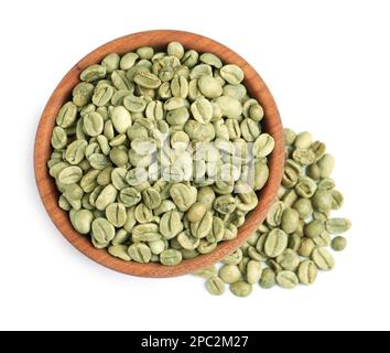 Holzschüssel mit grünen Kaffeebohnen auf weißem Hintergrund, Draufsicht Stockfoto