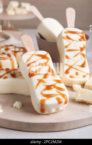 Köstliche glasierte Eisriegel und Schokolade an Bord, Nahaufnahme Stockfoto