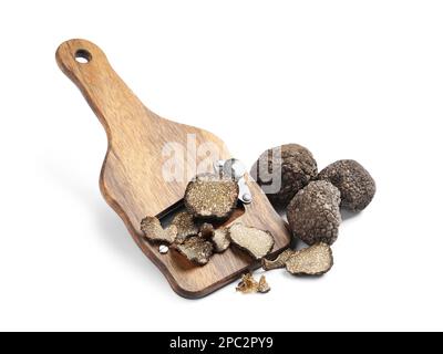 Holzrasierer mit ganzen und geschnittenen schwarzen Trüffeln auf weißem Hintergrund Stockfoto