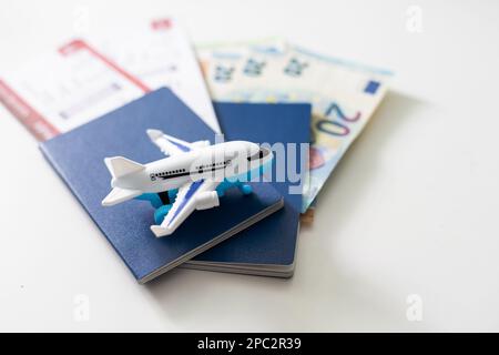 Draufsicht auf Reisezubehör, Hut, Brille, Kamera, Reisepässe und Flugtickets im Hintergrund mit Kopierbereich für Text. Reiseurlaubskonzept Stockfoto