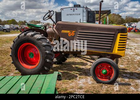 Fort Meade, Florida - 26. Februar 2022: Aus der Perspektive, Seitenansicht eines 1951 Oliver Standard 66 Traktors auf einer lokalen Traktormesse. Stockfoto