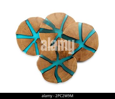 Untersetzer mit Holzbechern auf weißem Hintergrund, Draufsicht Stockfoto