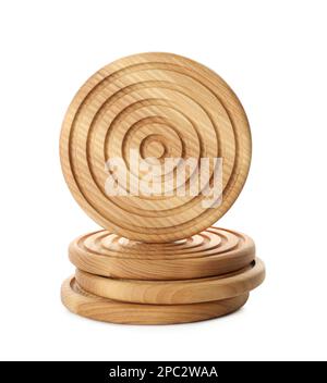 Stilvolle Untersetzer aus Holzbechern auf weißem Hintergrund Stockfoto