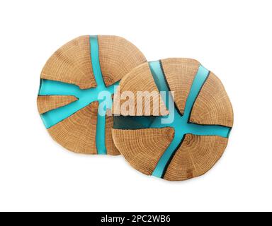 Untersetzer mit Holzbechern auf weißem Hintergrund, Draufsicht Stockfoto