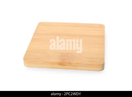 Stilvolle Untersetzer mit Holztasse isoliert auf Weiß Stockfoto