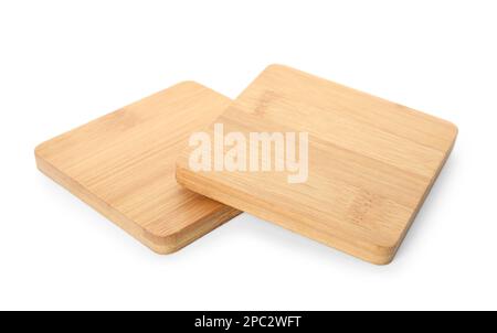 Stilvolle Untersetzer aus Holzbechern auf weißem Hintergrund Stockfoto