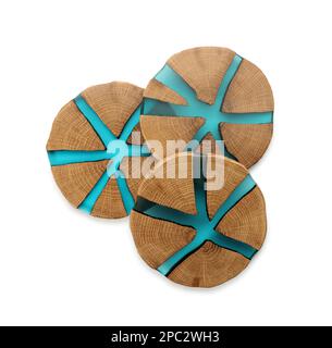 Untersetzer mit Holzbechern auf weißem Hintergrund, Draufsicht Stockfoto