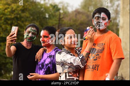 Madhya Pradesh, Indien, Jabalpur, 13. März 2023 : der Maskenbildner Pooja Garg schreibt die Botschaft des Rauchverbots auf das Gesicht der Schüler während des "Rauchverbots" am 13. März 2023 in Jabalpur. Dieses Sensibilisierungsprogramm wird von Riyaz Ansari, Präsident der "Qadam Foundation" aus Mumbai, organisiert. Foto von - Uma Shankar Mishra / Alamy Live News Stockfoto