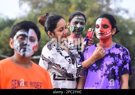 Madhya Pradesh, Indien, Jabalpur, 13. März 2023 : der Maskenbildner Pooja Garg schreibt die Botschaft des Rauchverbots auf das Gesicht der Schüler während des "Rauchverbots" am 13. März 2023 in Jabalpur. Dieses Sensibilisierungsprogramm wird von Riyaz Ansari, Präsident der "Qadam Foundation" aus Mumbai, organisiert. Foto von - Uma Shankar Mishra / Alamy Live News Stockfoto