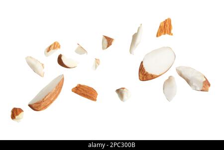 Leckere Mandelstücke auf weißem Hintergrund Stockfoto