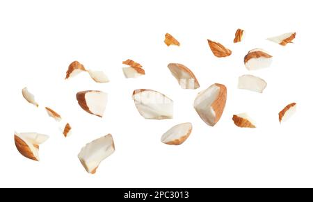 Leckere Mandelstücke auf weißem Hintergrund Stockfoto