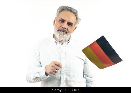 Ein grauer, gutaussehender Mann mittleren Alters, der die Flagge Deutschlands schwenkt - isolierte Nahaufnahme. Hochwertige Fotos Stockfoto