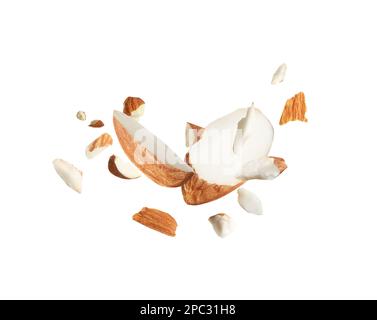 Leckere Mandelstücke auf weißem Hintergrund Stockfoto