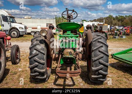 Fort Meade, Florida - 26. Februar 2022: Aus der Perspektive erfolgende Rückansicht eines Oliver Standard 66 Traktors 1951 auf einer lokalen Traktormesse. Stockfoto