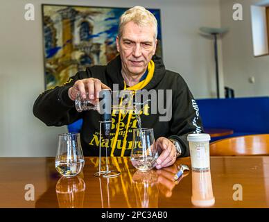 Stephan Fritsche, Geschäftsführer der Klosterbrauerei Neuzelle, demonstriert das neuartige Bierpulver, das sich in der Entwicklung befindet Stockfoto