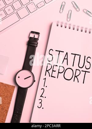 Inspiration mit Statusbericht für Vorzeichen. Wort, das in „Zusammenfassung der Situationen aktualisieren“ für einen bestimmten Zeitraum geschrieben wurde Stockfoto