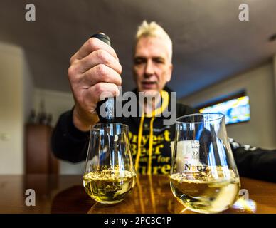 Stefan Fritsche, Geschäftsführer der Klosterbrauerei Neuzelle, rührt das trockenste Bier der Welt. Bierpulver und Wasser werden zu Bier. Stephan Fritsche, Geschäftsführer der Klosterbrauerei Neuzelle, demonstriert das neuartige Bierpulver, das sich in der Entwicklung befindet Stockfoto