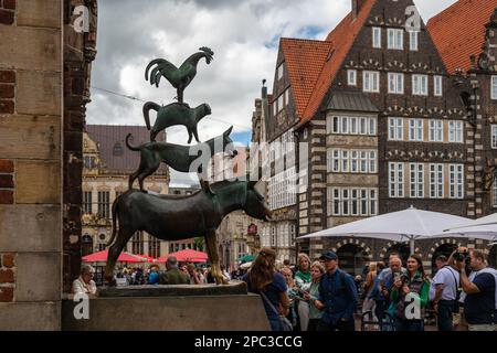 Bremen, Deutschland - 16. Juli 2022 : viele Touristen fotografieren die Statue der Bremer Stadtmusiker Stockfoto