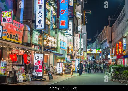 Tokio, Japan - 26. Oktober 2017 : Touristenwanderung auf dem Ameyoko-Markt in der Nähe des Bahnhofs Ueno bei Nacht Stockfoto