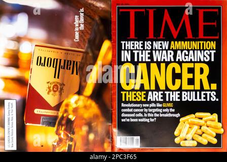 Marlboro Zigarettenwerbung auf der Rückseite und Cancer Treatment Front Cover- TIME Magazine Cover - Mai 28,2001 Stockfoto