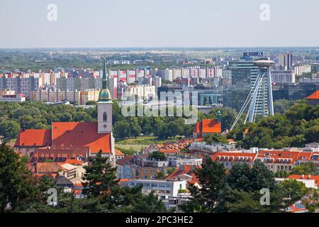 Bratislava, Slowakei - Juni 18 2018: Stadtbild von Bratislava mit der St.-Martin-Kathedrale und der UFO-Aussichtsplattform der Novy Most-Brücke. Stockfoto