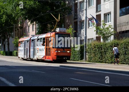 Bratislava, Slowakei - Juni 18 2018: Straßenbahn der Linie 2 vor dem Finanzministerium. Stockfoto