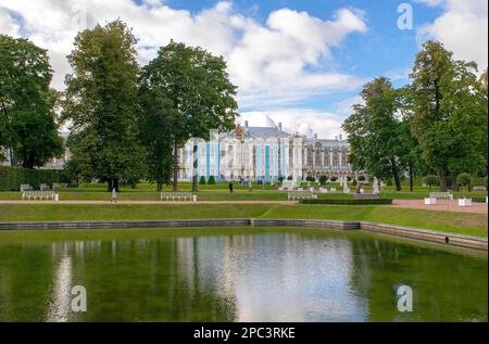 St. Petersburg - Russland 4. Oktober 2022: Garten und See vor dem Katharinenpalast in Tsarskoe Selo, Puschkin. Catherine 2, Der Große Palast Stockfoto