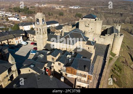 Luftaufnahme von Puebla de Sanabria in Zamora, Kastilien und Leon, Spanien. Hochwertiges Foto Stockfoto