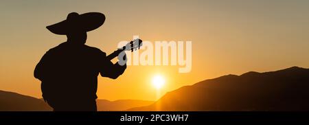 Silhouette eines mexikanischen Musikers Mariachi mit Gitarre vor dem Hintergrund des Stadtpanoramas. Stockfoto