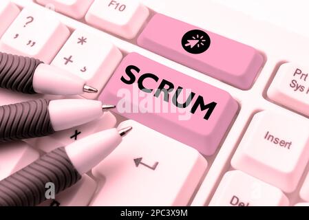 Text zeigt Inspiration Scrum. Handschrift von Geschäftsideen im Unterschied zu gedruckten Spielfiguren Stockfoto