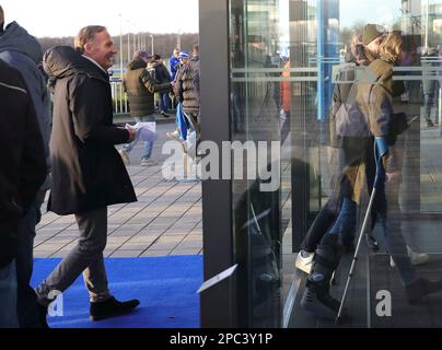 firo : 11.03.2023, Fußball: 1. Bundesliga: FC Schalke 04 - BVB, Borussia Dortmund 2:2 BVB Chef Hans-Joachim Watzke betritt den Eingang der Arena am Derby mit dem Starkchef und Schalke-Fan Bjorn Freitag (auf Krucken). Stockfoto